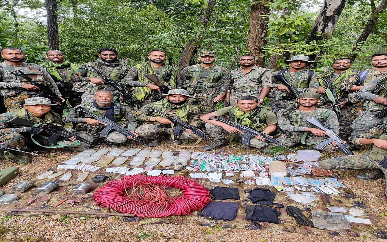 Jharkhand Naxal News: नक्सलियों के खिलाफ गढ़वा के बूढ़ा पहाड़ पर चला सर्च ऑपरेशन, आईईडी बम बरामद