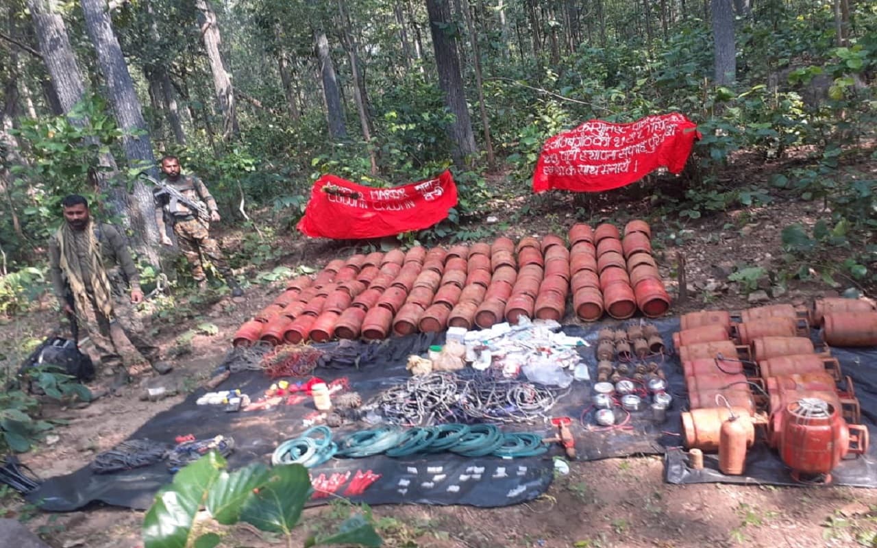 ऑपरेशन ऑक्टोपस : बूढ़ा पहाड़ पर नक्सलियों की बड़ी साजिश नाकाम, भारी मात्रा में IED बम व हथियार बरामद