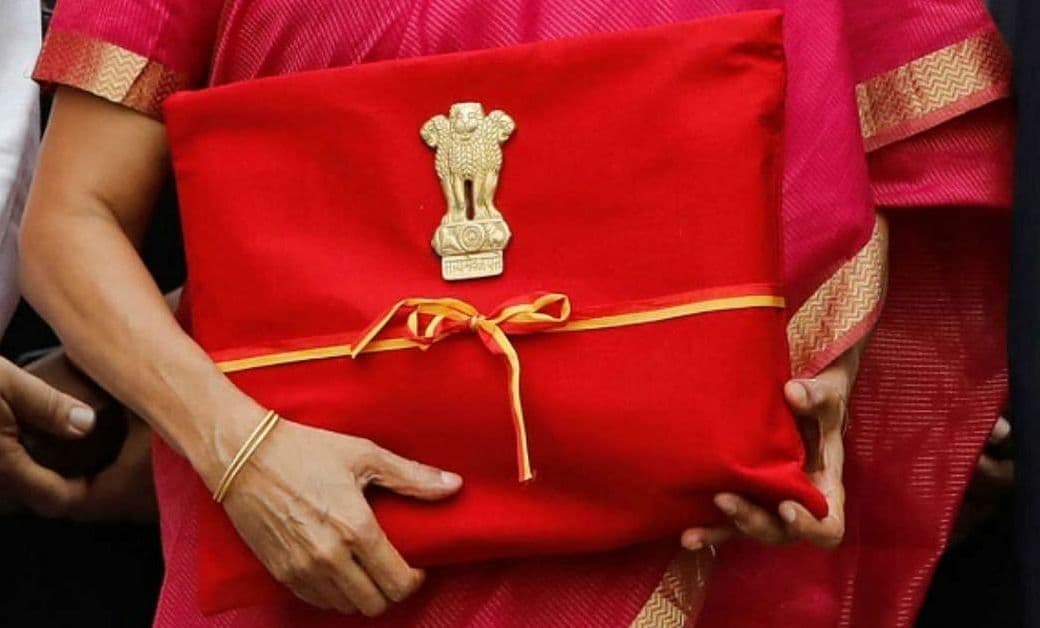 सार्वजनिक क्षेत्र की तीन सौ से ज्यादा कंपनियों को घटा कर दो दर्जन तक सीमित करना चाहती है केंद्र सरकार