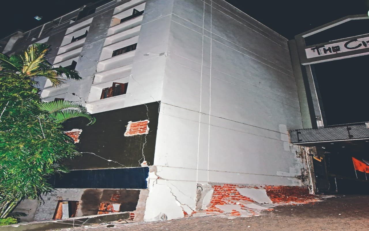 जमशेदपुर के होटल सिटी इन के भवन में चल रहे कौशल विकास केंद्र में आयी दरार, 150 छात्रों को निकाला बाहर