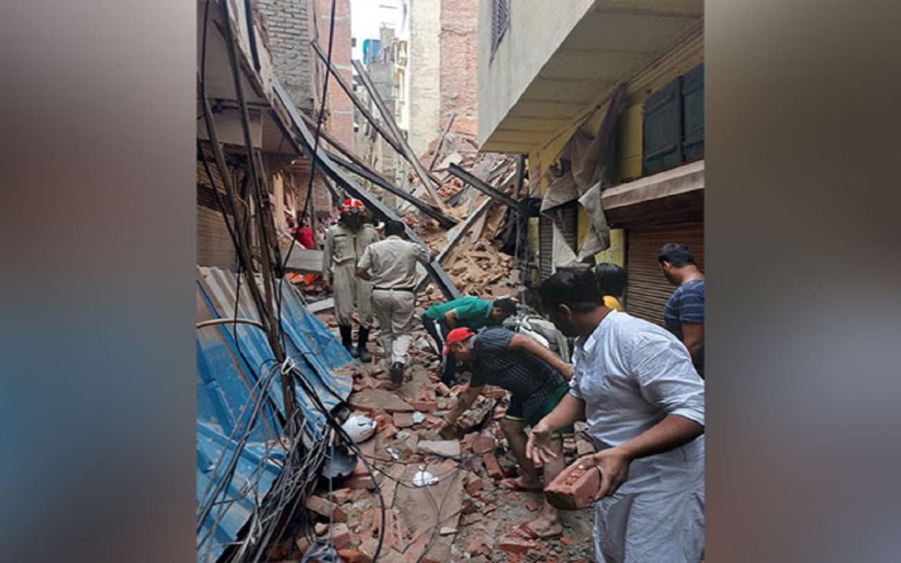 Delhi Azad Market: दिल्ली में चार मंजिला इमारत गिरी, पांच घायल, संकरी लाइन के कारण रेस्क्यू ऑपरेशन कठिन