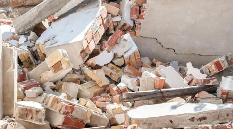 बुलंदशहर में महाशक्ति पॉटरी के मलबे में अब भी एक महिला दबी पड़ी, 24 घंटे बाद भी रेस्क्यू जारी