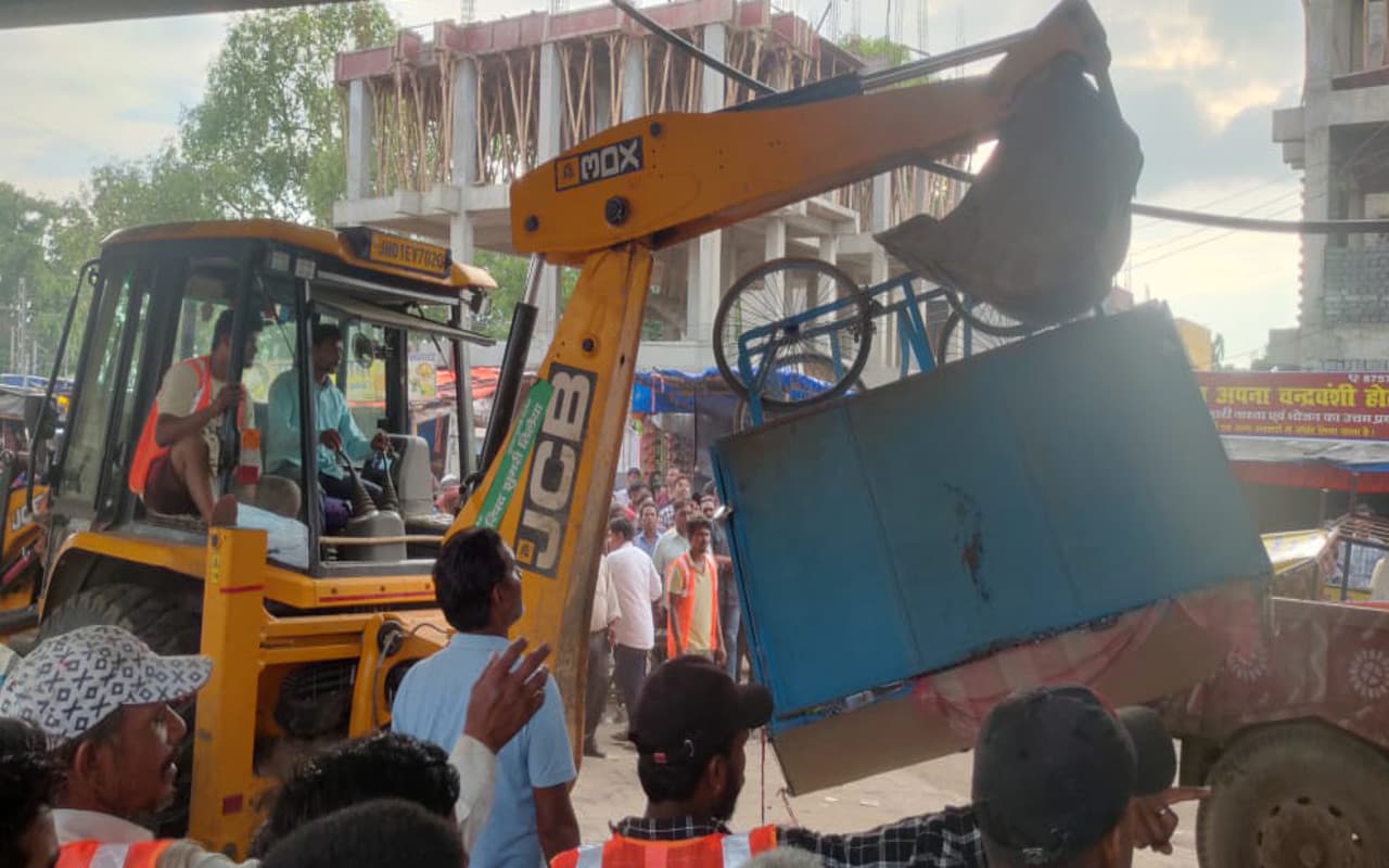 झारखंड : कोडरमा शहर को अतिक्रमण मुक्त करने को लेकर चला बुलडोजर, प्रशासन की कार्रवाई से हड़कंप