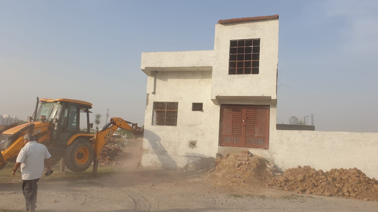 अब किसकी बारी? सीएम योगी आदित्यनाथ के बुलडोजर से सहमे अवैध कब्जा करने वाले, 48 करोड़ की जमीन कब्जा मुक्त