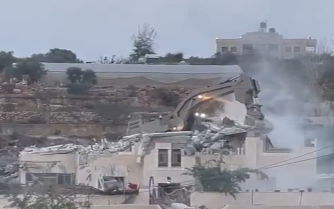 Israel Hamas War: युद्ध के बीच इजराइल का 'बुलडोजर एक्शन', जमीदोंज हुई यह आलीशान इमारत! देखें तस्वीर