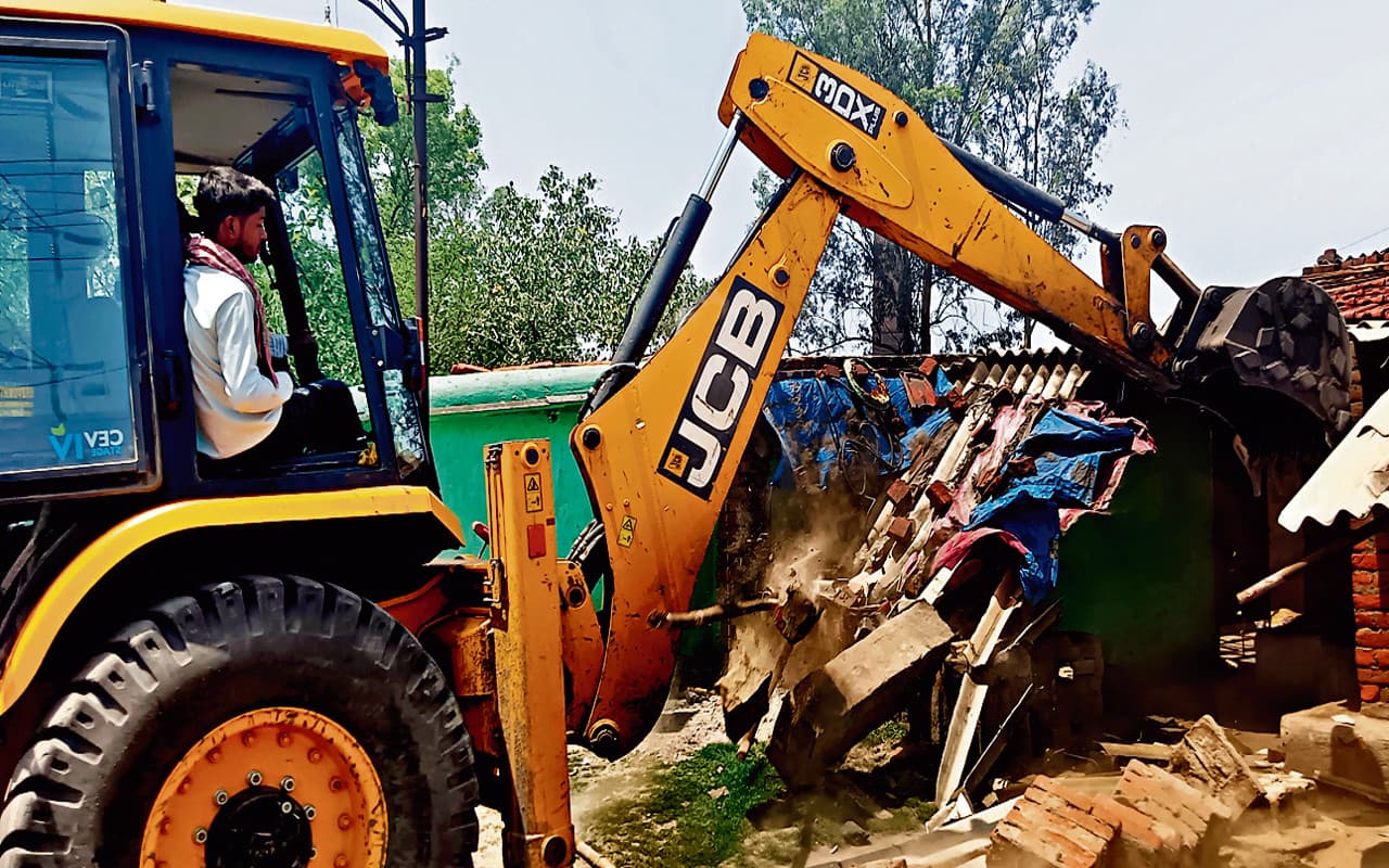 झारखंड : धनबाद के कुमारधुबी में 39 घरों पर रेलवे ने चलाया बुलडोजर, 3 घंटे में उजड़े आशियाना