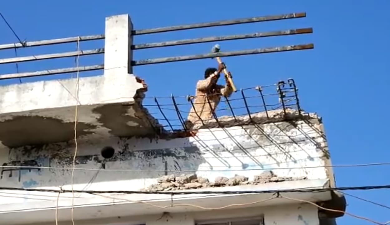 दिल्ली के बाद अब गुजरात में चला 'बुलडोजर', साबरकांठा में रामनवमी हिंसा के आरोपियों के घर पर चला हथौड़ा