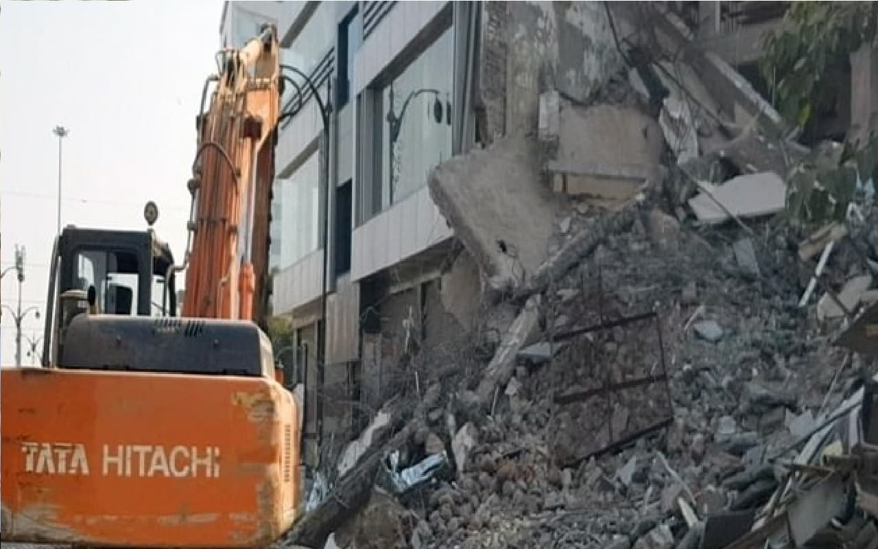 Bulldozers: अब राजस्थान में चला बुलडोजर, पेपर लीक मामले से जुड़ी पांच मंजिला इमारत को तोड़ा गया