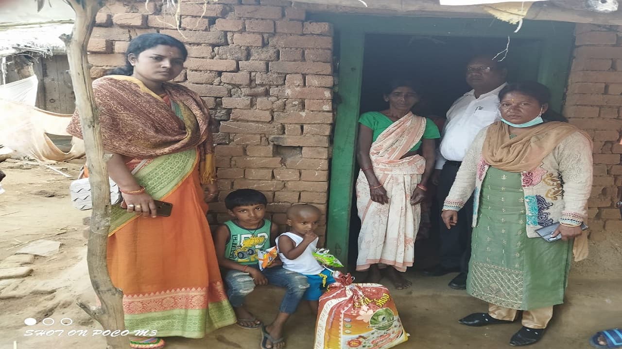 Jharkhand News: मजदूर दंपती की मौत से अनाथ हुए बच्चों की सुध लेने घर पहुंचे अधिकारियों ने दिया ये आश्वासन