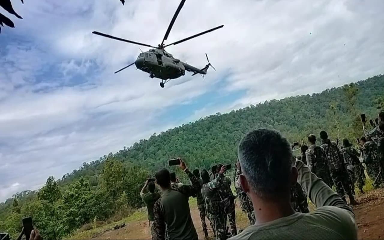 पहली बार बूढ़ा पहाड़ पर लैंड हुआ MI 17 हेलीकॉप्टर, Operation Octopus में सुरक्षाबलों को मिलेगी मदद