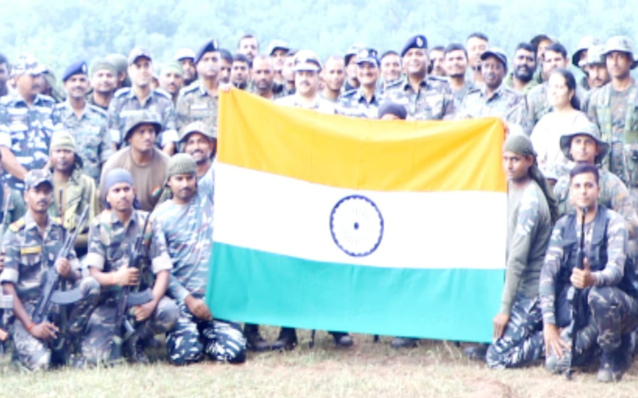 झारखंड के बूढ़ा पहाड़ में सुरक्षाबलों ने लहराया तिरंगा, नक्सलियों के कब्जे से मुक्त हुआ इलाका, देखें Pics