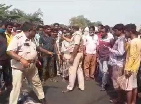 गलसी में अलग-अलग सड़क दुर्घटनाओं में दो युवकों की मौत, 35 घायल, ग्रामीणों ने की सड़क जाम