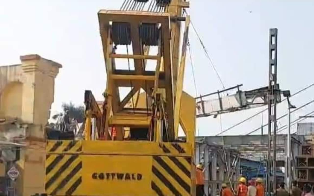 बर्दवान पुराने रेलवे पुल को तोड़े जाने के लिए लोकल ट्रेनों का परिचालन ठप, यात्रियों को हुई परेशानियां