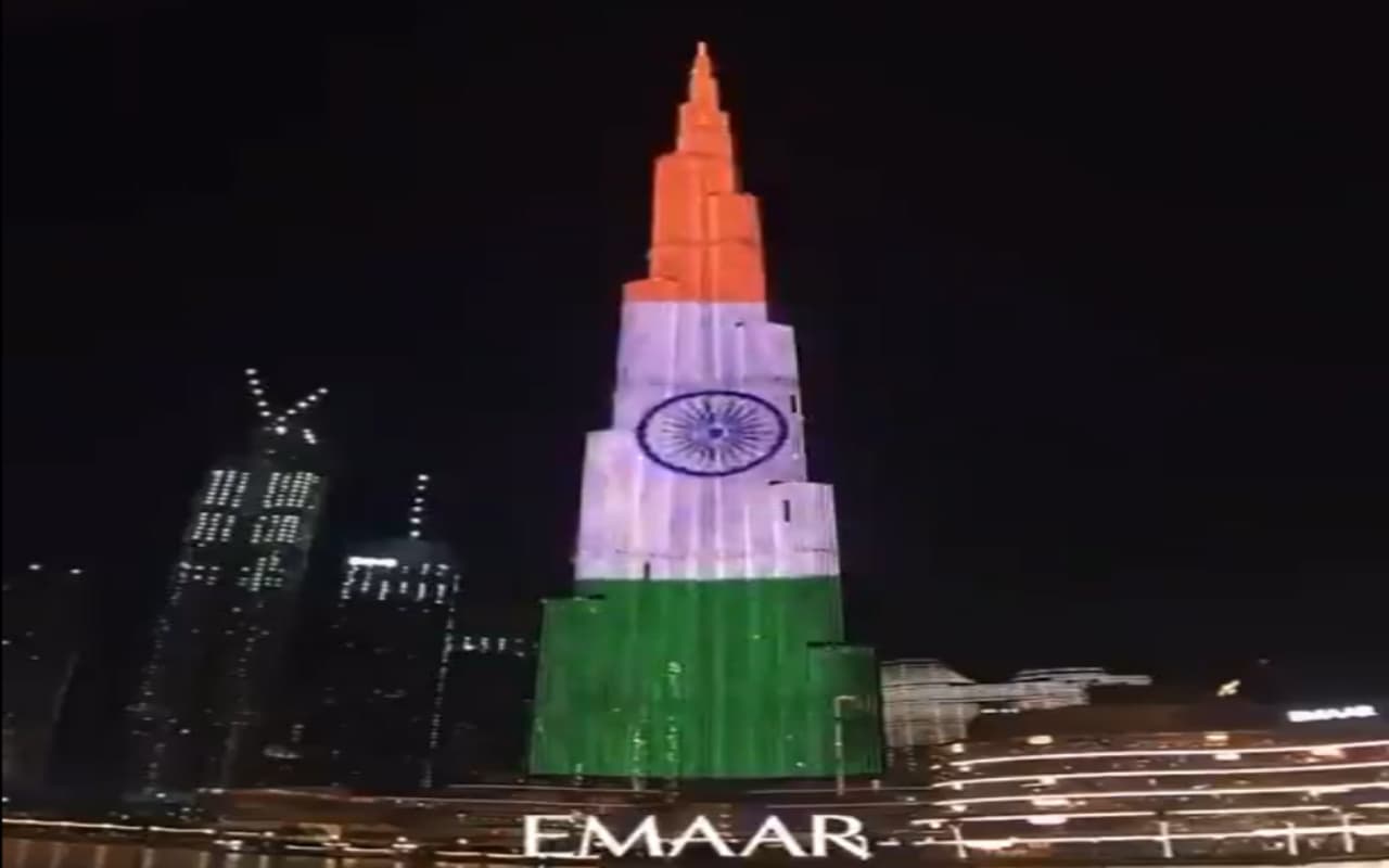 बुर्ज खलीफा पर फहराया गया तिरंगा, जानिए और किन देशों का करता है ध्वजारोहण