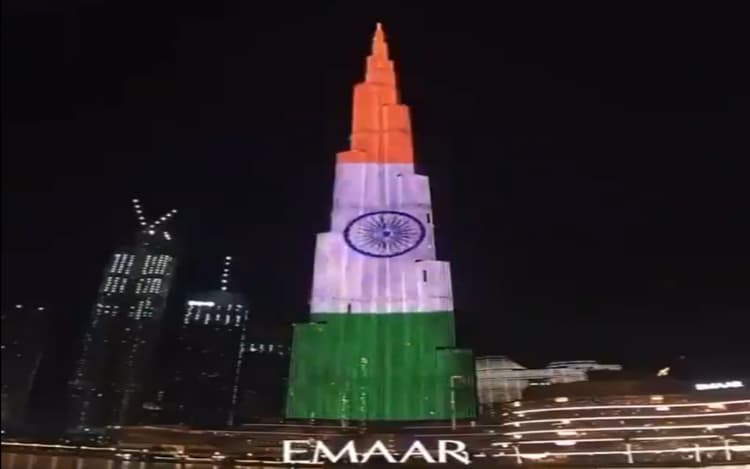 बुर्ज खलीफा पर फहराया गया तिरंगा, जानिए और किन देशों का करता है ध्वजारोहण