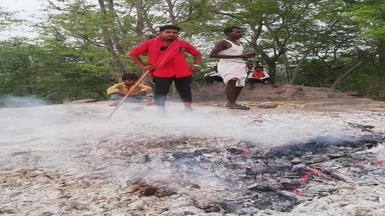 Jharkhand Naxal News: झारखंड में नक्सलियों का उत्पात, बीड़ी पत्ते को फूंक डाला, पर्चा छोड़कर दी चेतावनी