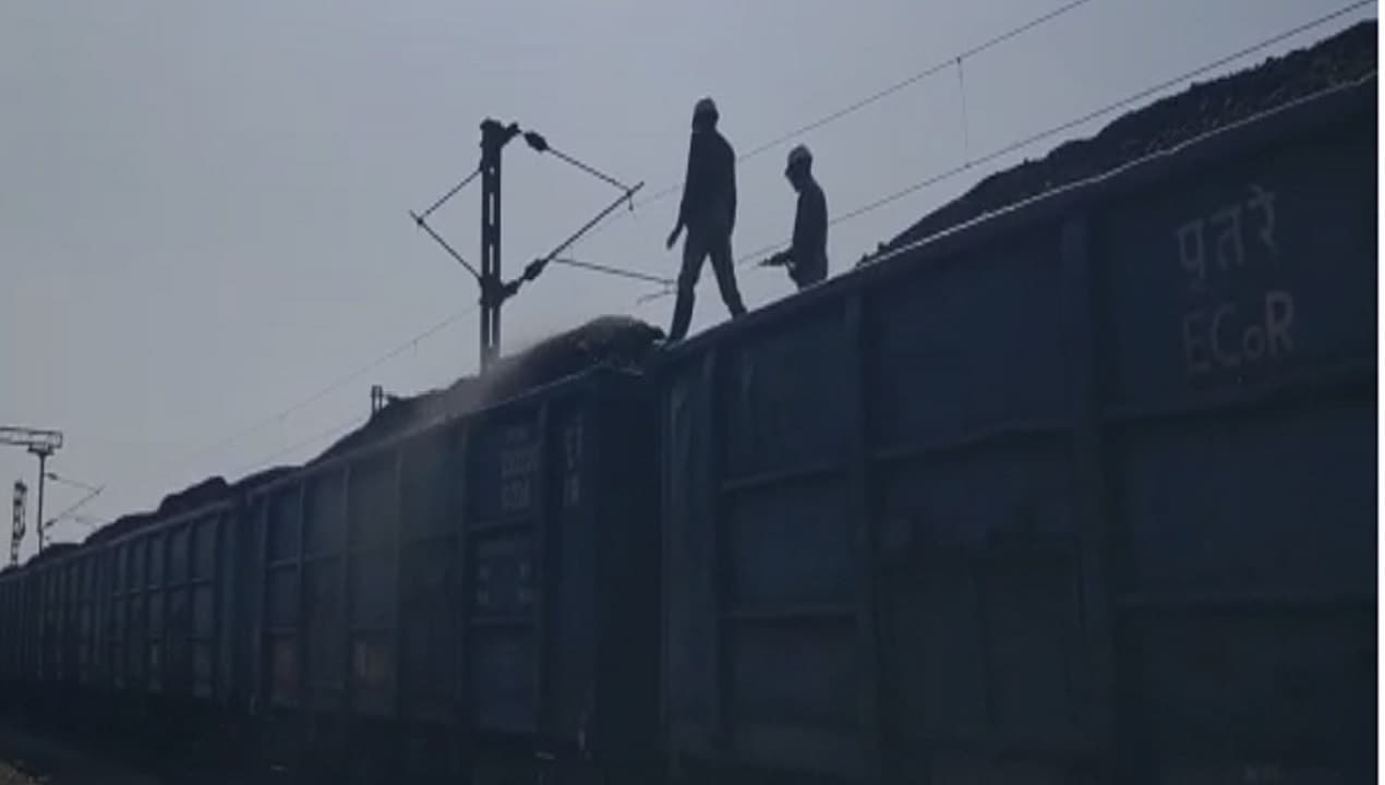 Train News:झारखंड में टला बड़ा हादसा, कोडरमा रेलवे स्टेशन पर बर्निंग ट्रेन बनने से बची कोयला लदी मालगाड़ी