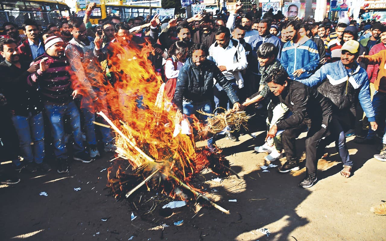 झारखंड में छात्रों ने CM हेमंत सोरेन और शिक्षा मंत्री का फूंका पुतला, 19 दिसंबर को रांची बंद का आह्वान