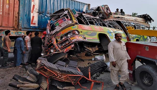 पाकिस्तान में भीषण सड़क हादसा : बस और ट्रक की भिड़ंत में 30 की मौत, 74 घायल