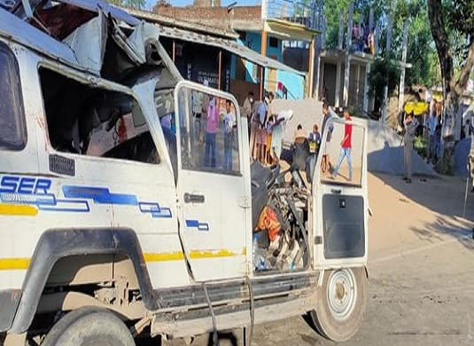 यूपी के बहराइच में सवारी गाड़ी और ट्रक की भीषण टक्कर में 5 की मौत,12 जख्मी...
