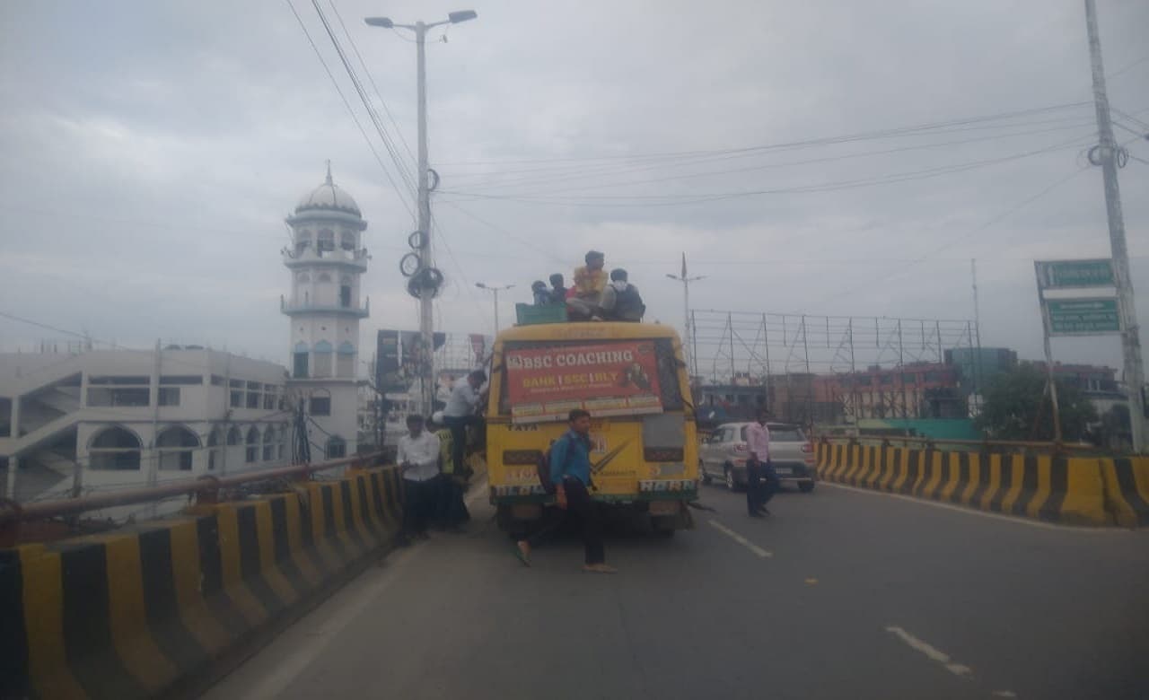 PHOTOS: पटना में ऑटो व ई- रिक्शा चालक की हड़ताल, लोग परेशान, बसों में दिखी भारी भीड़..