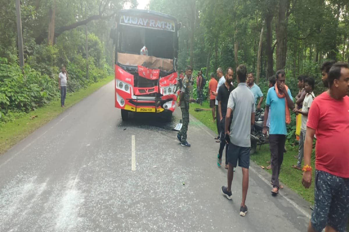 झारखंड के हजारीबाग में बड़ा हादसा, टाटीझरिया में बस ने ट्रक को मारी टक्कर, दर्जनों यात्री घायल