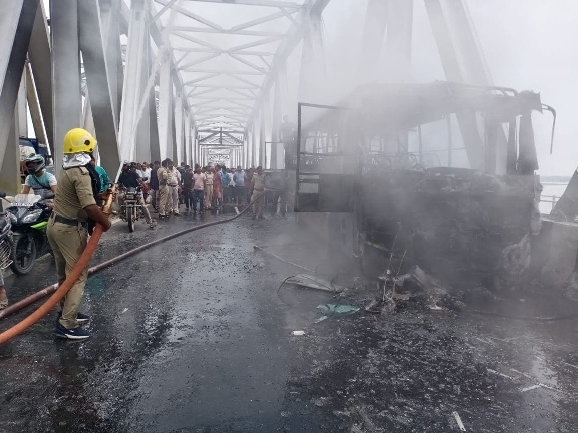 पटना के गायघाट ओवरब्रिज पर यात्रियों से भरी बस में लगी आग, ऐसे बची लोगों की जान, देखें PHOTOS