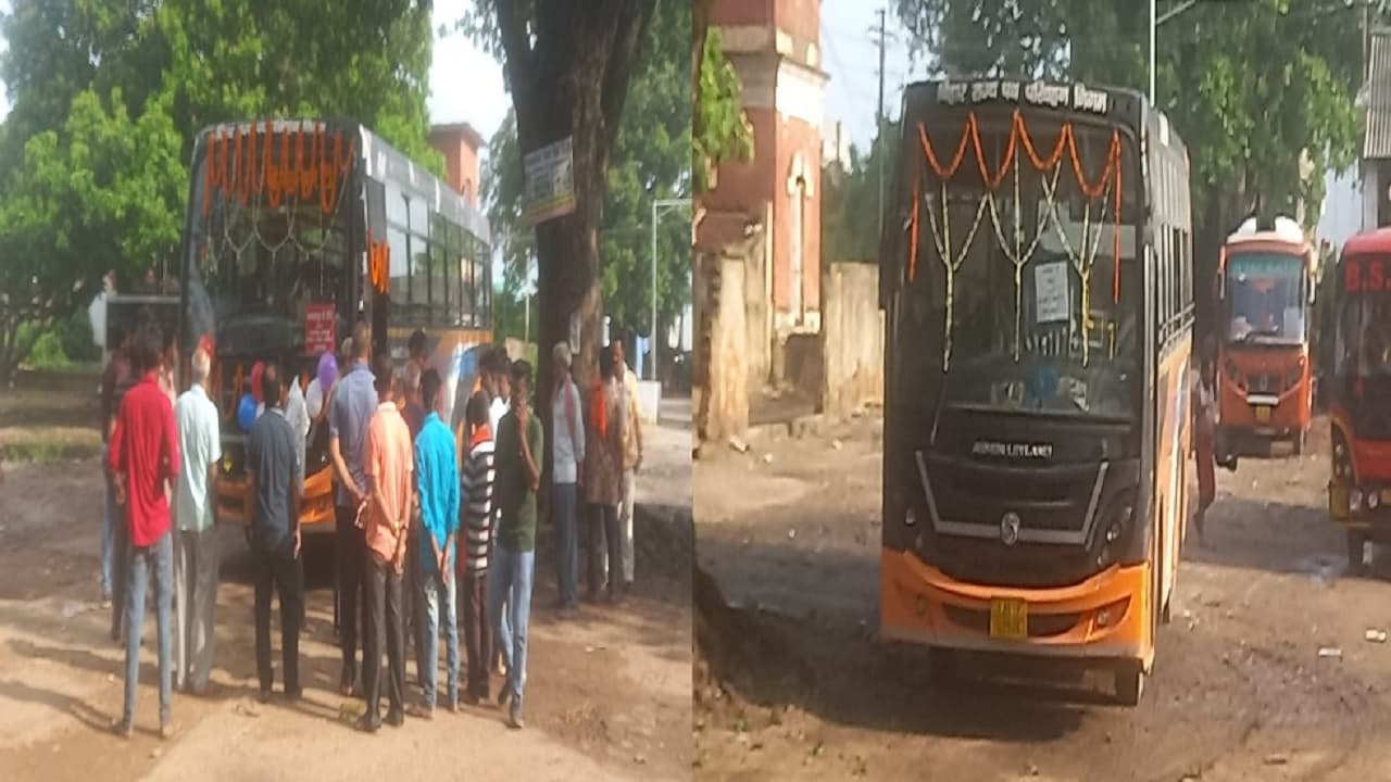 UP News: अलीगढ़ में पुलिया से टकराकर नाले में गिरी स्कूली बस, हादसे में 10 बच्चे घायल