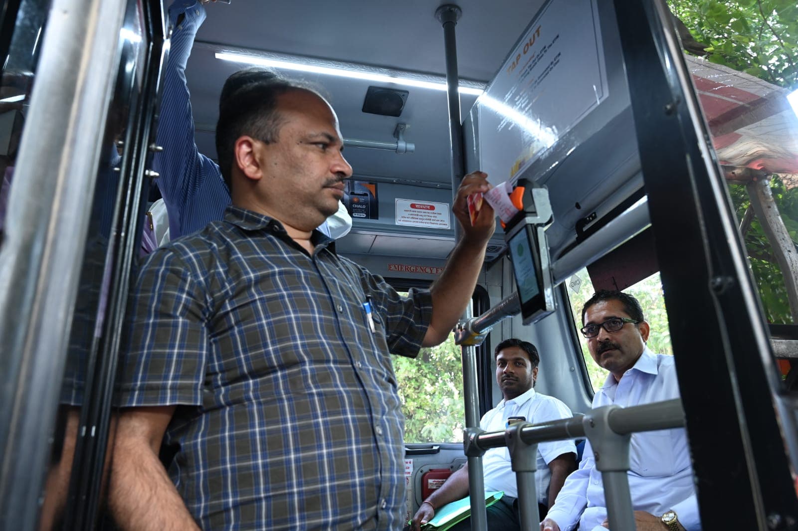 कोलकाता-सुंदरवन के बीच सरकारी बस सेवा बंद होने से परेशानी, बढ़ी पर्यटकों व स्थानीय लोगों की मुश्किलें कोलकाता-सुंदरवन के बीच सरकारी बस सेवा बंद होने से परेशानी, बढ़ी पर्यटकों व स्थानीय लोगों की मुश्किलें
