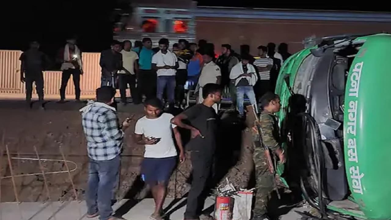 बिहार: नवादा से पटना आ रही बस गड्ढे में पलटी, 45 लोग थे सवार, 6 की स्थिति गंभीर