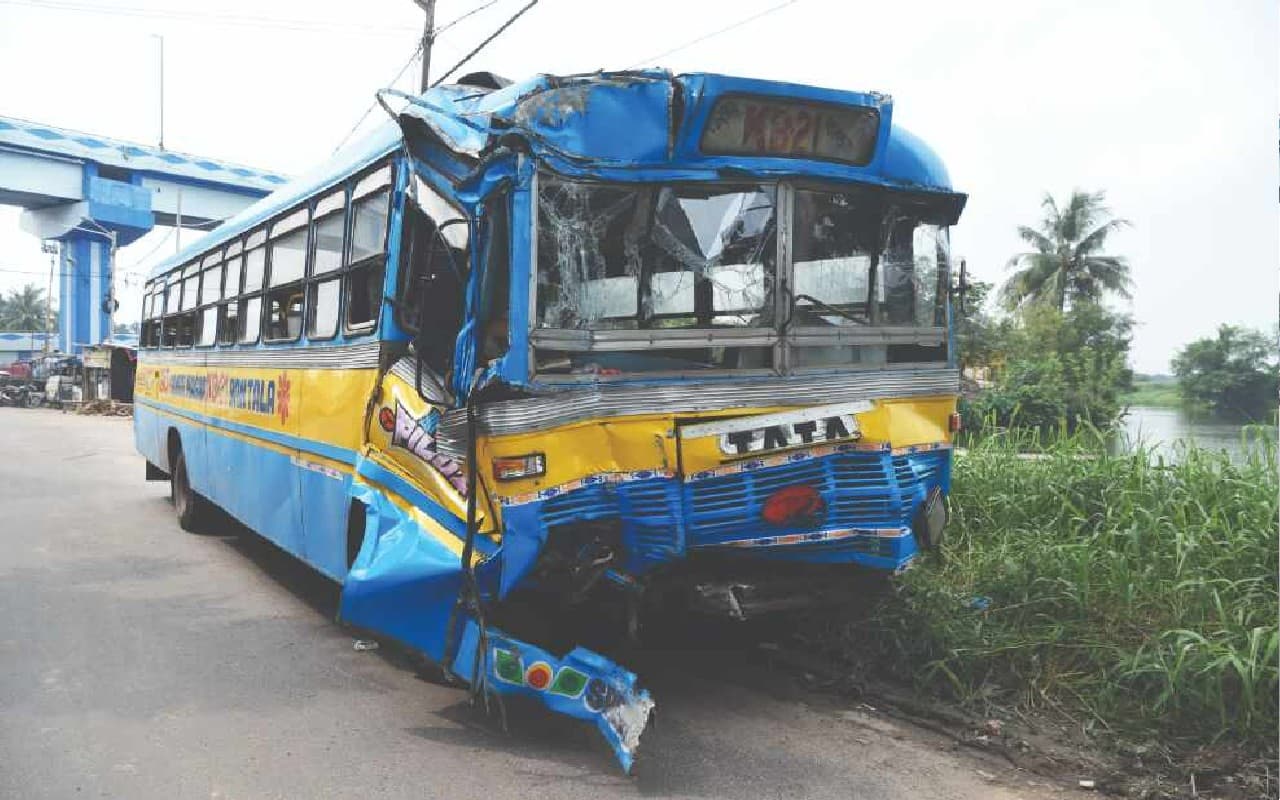 West Bengal : दशमी की रात सियालदह में बस की चपेट में आने से एक युवती की मौत, 5 घायल