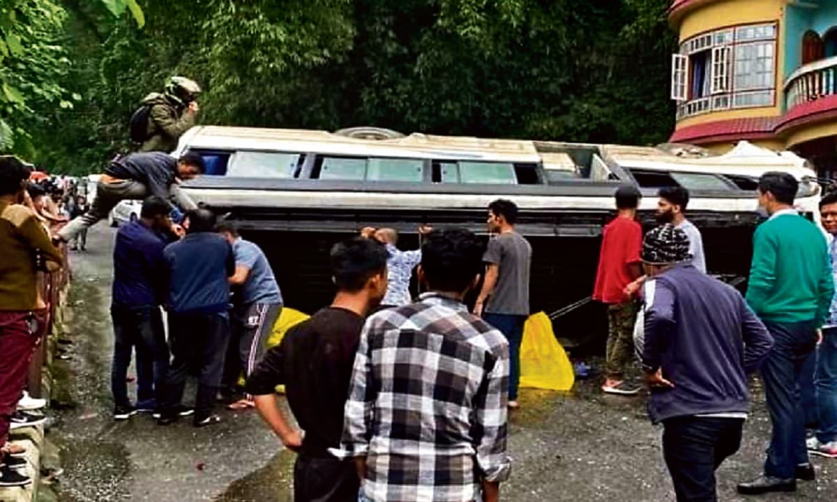 बड़ा हादसा टला: शैक्षणिक भ्रमण पर गये संत जेवियर कॉलेज रांची की बस पलटी, 14 लोग घायल