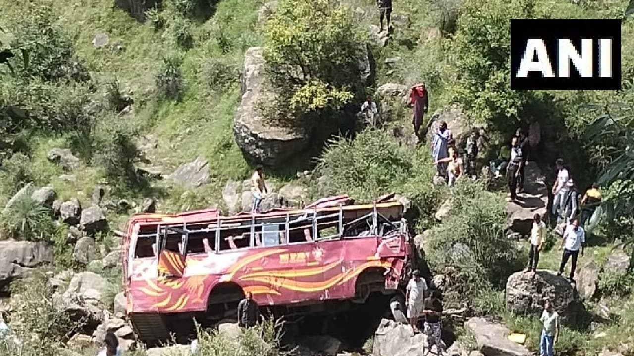 Jammu & Kashmir: राजौरी जिले में भीषण सड़क हादसा, यात्रियों से भरी बस खाई में गिरी, 5 की मौत