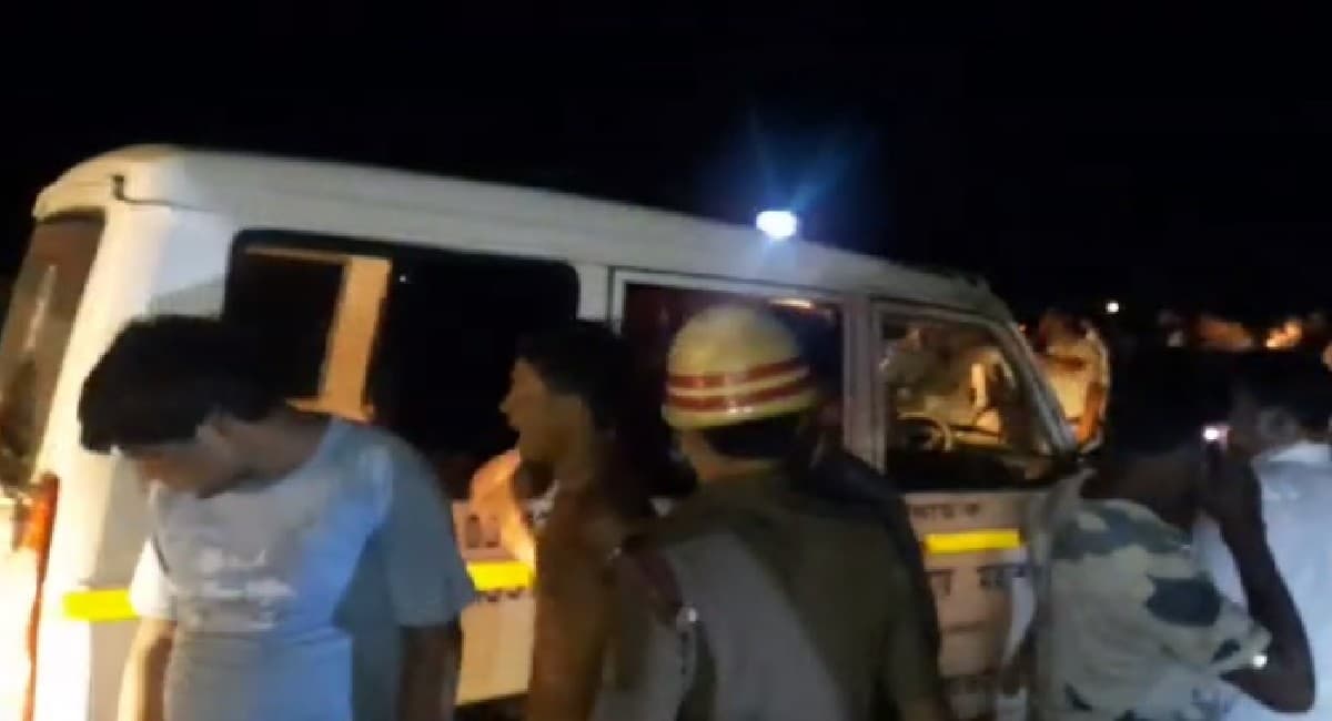 झारखंड से लखनऊ जा रही बस खाई में गिरी, एक बच्चे सहित छह की मौत, 30 घायल