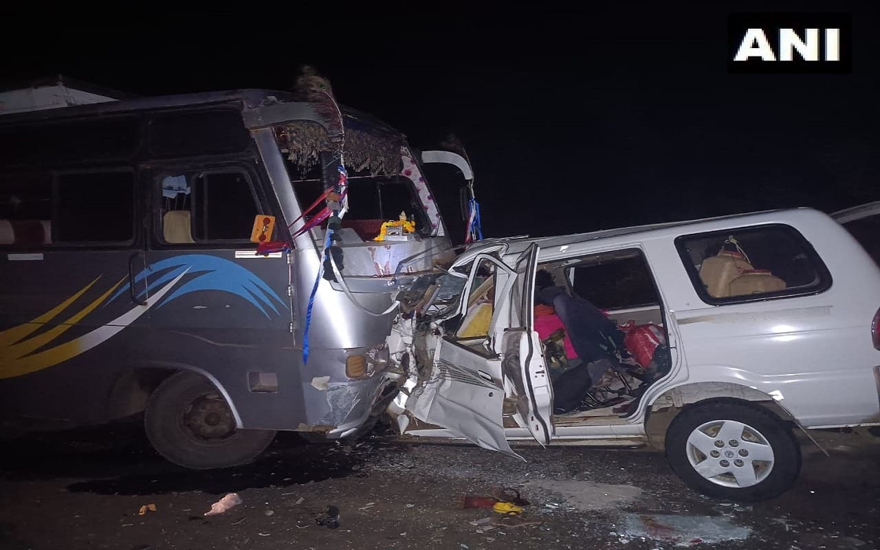 Madhya Pradesh Bus Accident: बस और कार की आपस में भीषण टक्कर, दो बच्चों समेत 11 मजदूरों की मौत