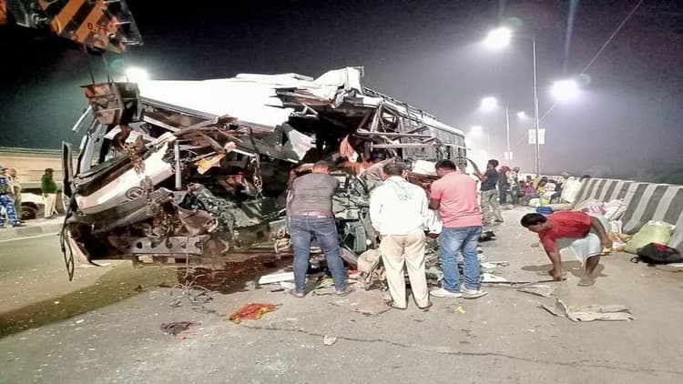 Bihar News: हाजीपुर में मजदूरों से भरी बस की ट्रक से जोरदार टक्कर, दो लोगों की मौत, दर्जनों जख्मी