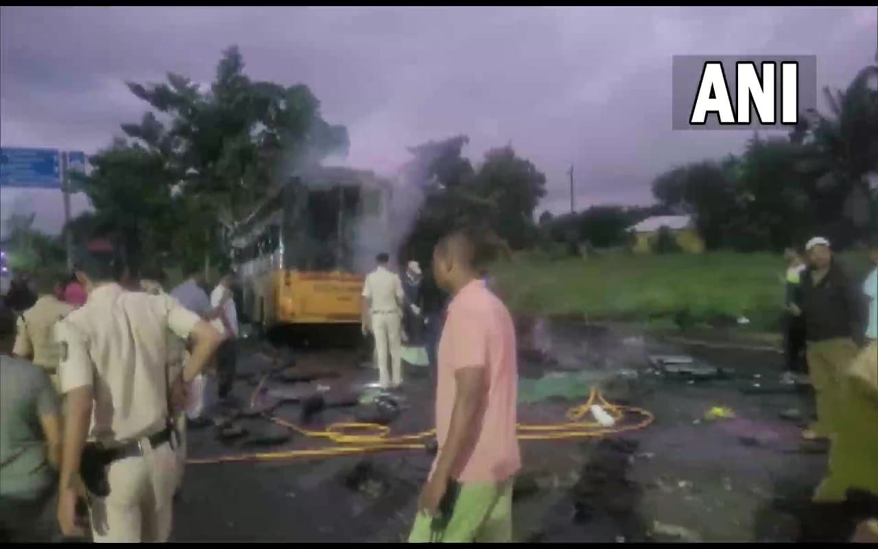 Bus Accident: महाराष्ट्र के नासिक में हादसे के बाद बस में लगी आग, 11 लोग जिंदा जले, PM मोदी ने जताया शोक