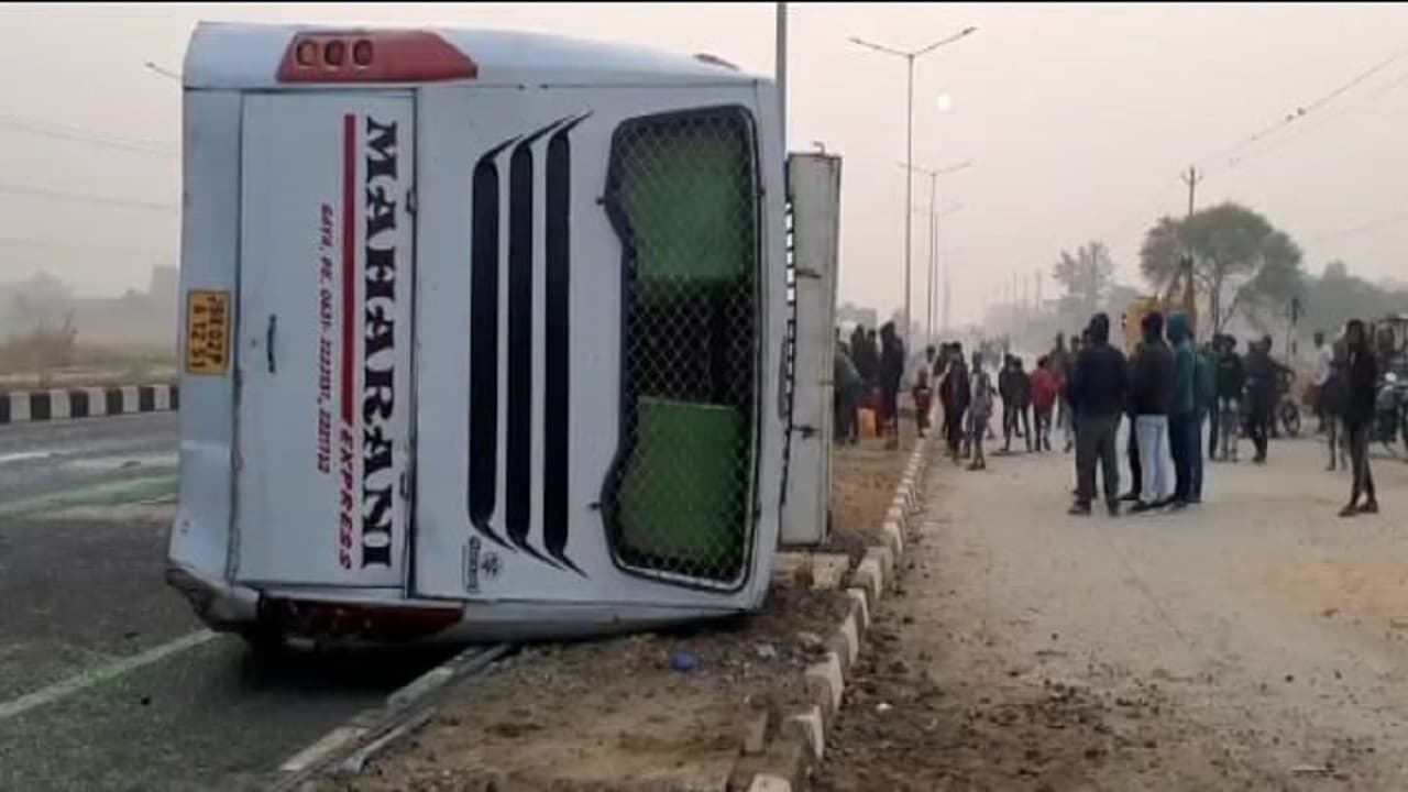 Jharkhand News: बिहार के गया से कोलकाता जा रही बस झारखंड में अनियंत्रित होकर पलटी, कई यात्री घायल