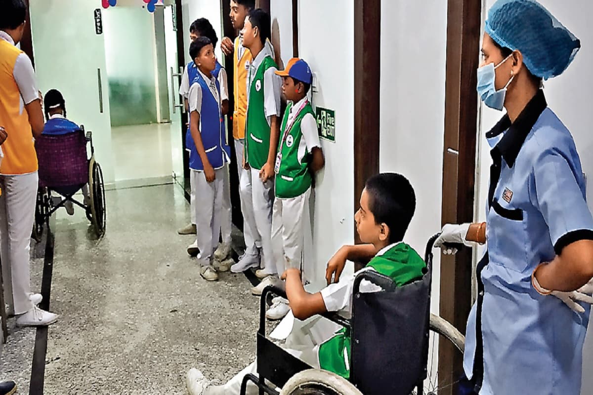 राजधानी रांची में दो स्कूली बसों में टक्कर, 25 बच्चे घायल, चालक हुआ फरार