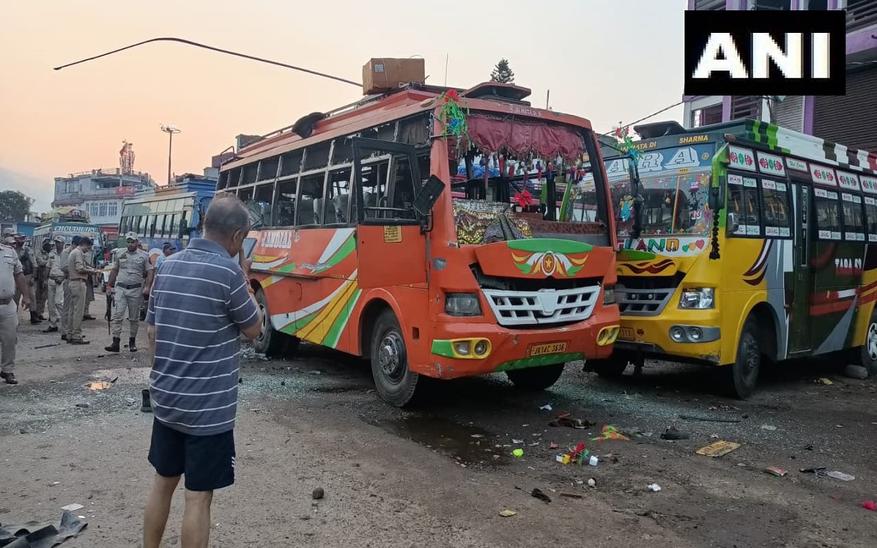 Udhampur: दो रहस्यमयी धमाकों से दहला उधमपुर, बीते आठ घंटे में दो बसों में विस्फोट, देखें वीडियो Udhampur: दो रहस्यमयी धमाकों से दहला उधमपुर, बीते आठ घंटे में दो बसों में विस्फोट, देखें वीडियो