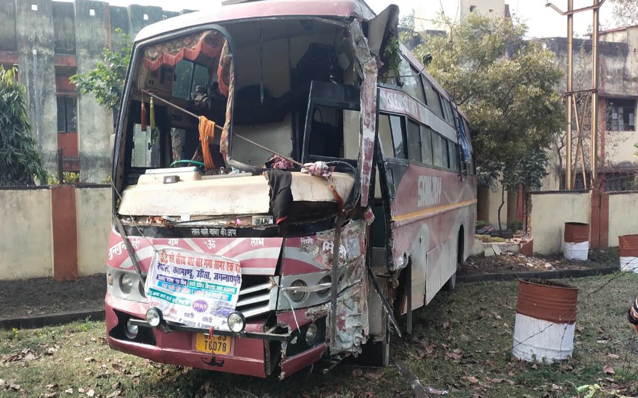 यूपी के तीर्थयात्रियों से भरी बस का ब्रेक बोकारो के मकोली में हुआ फेल,ड्राइवर की सूझबूझ से बची 68 लोगों की जान