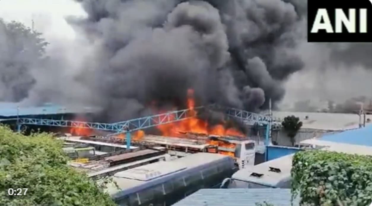 बेंगलुरु के वीरभद्रनगर में बस डिपो में खड़ी निजी बसों में लगी भीषण आग, देखें वीडियो