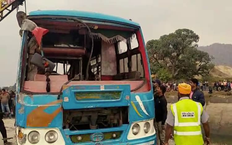 MP Bus Accident: अमित शाह के कार्यक्रम से लौट रही बसें हुईं दुर्घटना का शिकार, 12 की मौत और कई घायल