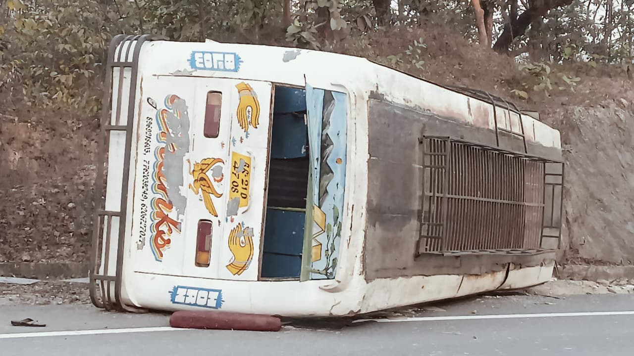 Jharkhand news: कोडरमा घाटी में बस पलटी, गया की एक महिला की मौत, आधा दर्जन यात्री घायल