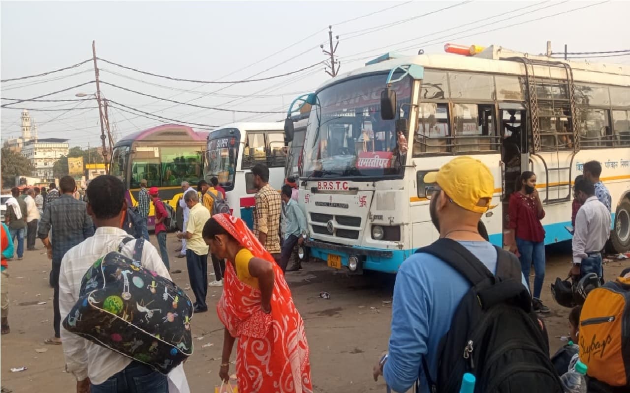 Patna : छठ पर घर जाने की जद्दोजहद, किराया देने के बाद भी नहीं मिल रही सीट, बसों में ठूंस कर जा रहे यात्री