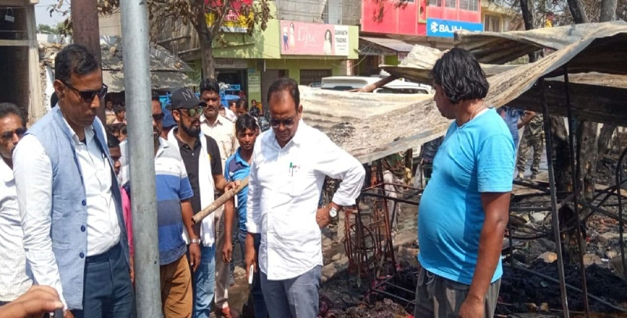 Jharkhand News: बस स्टैंड की दुकानों में लगी आग, सारा सामान जलकर खाक, पीड़ितों ने की मुआवजे की मांग