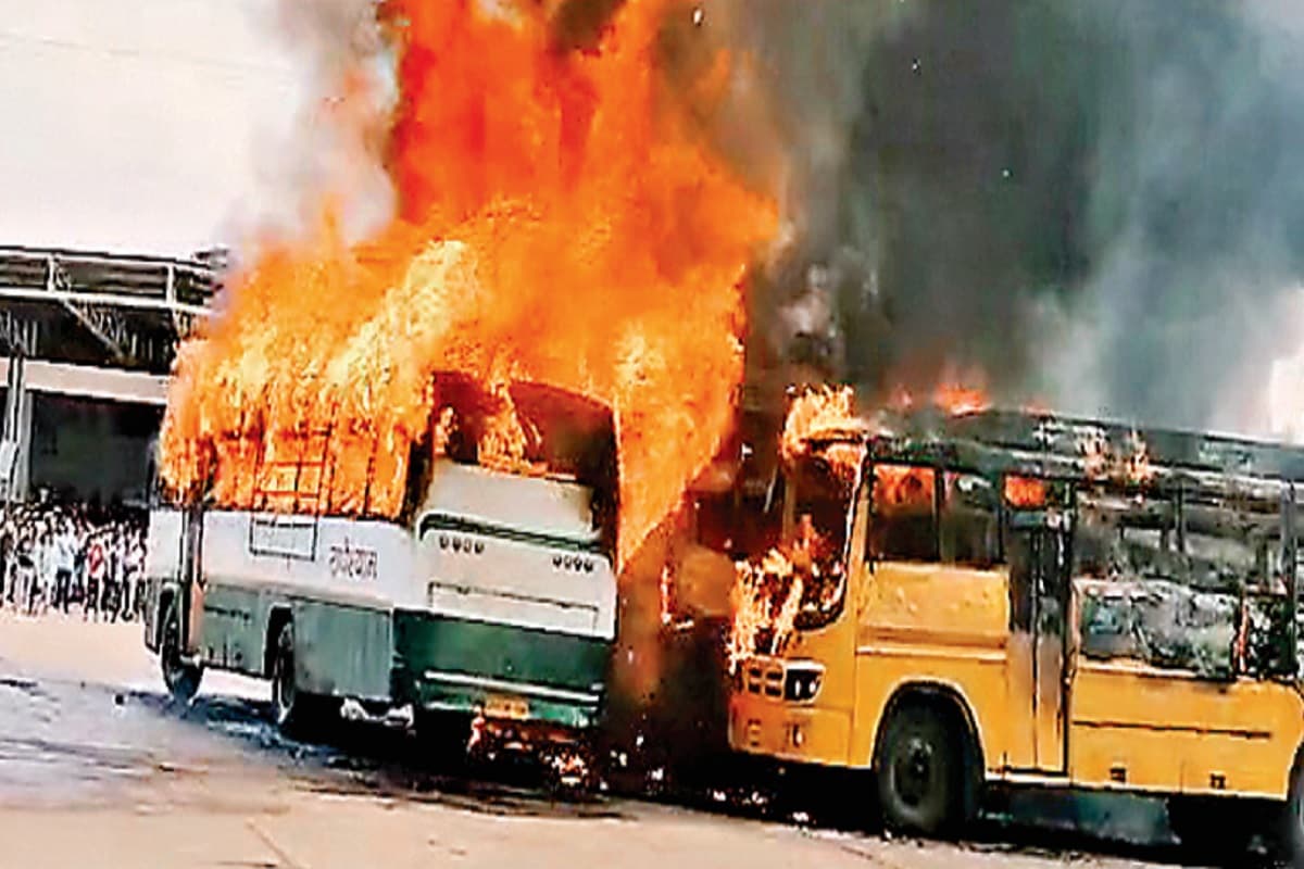 रांची के खादगढ़ा बस स्टैंड में 8 बसें जलकर खाक, पुलिस ने बताया- साजिश, होगी जांच