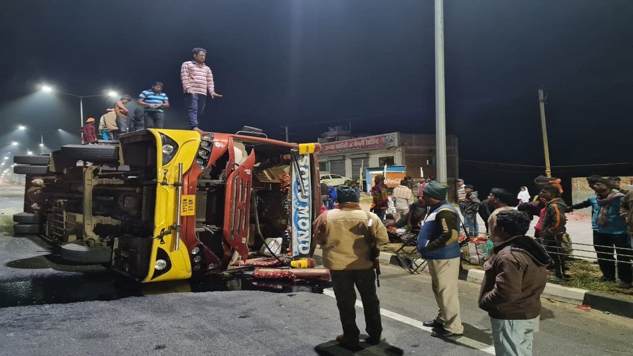 Jharkhand News: भीषण सड़क हादसे में करीब 25 मजदूर घायल, बिहार से पश्चिम बंगाल जा रही बस पलटने से मचा कोहराम Jharkhand News: भीषण सड़क हादसे में करीब 25 मजदूर घायल, बिहार से पश्चिम बंगाल जा रही बस पलटने से मचा कोहराम