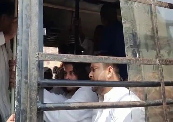 RJD Vidhansabha March: विधानसभा मार्च में बवाल के बाद तेजस्वी-तेजप्रताप हिरासत में, RJD कार्यकर्ताओं ने खूब चलाए ईंट-पत्थर