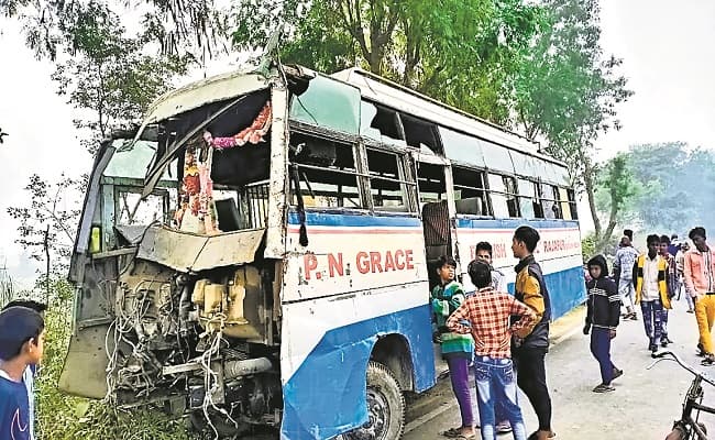 Road Accident In Bihar : कोहरे के कारण बरातियों से भरी बस पलटी, एक की मौत, 11 घायल
